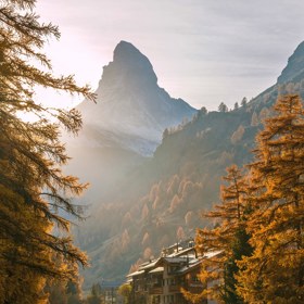 2. Zermatt, Švýcarsko. Obyvatelé této vesnice zažívají krušné chvilky zejména tehdy, pokud spěchají. Nejenže nejsou povolena auta, ale musí se spolehnout na autobusy, lanovku nebo koňské povozy. Do vesnice se pak lze dopravit pouze vlakem, taxíkem nebo helikoptérou. Zpomalit se ale vyplatí. Alespoň kvůli návštěvě tohoto horského střediska. Je prý tak čisté, že si návštěvníci odsud odváží lahve naplněné místním horským vzduchem.