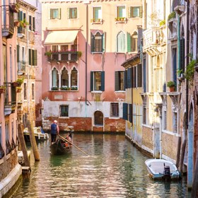 3. Benátky, Itálie. Silné nohy a žaludek – tím by měl být vybaven každý návštěvník proslulých italských Benátek. Z místa na místo se zde dostane totiž jen lodí. Nebo po svých. Obě varianty ale stojí za to. Pěší nadšenec může obdivovat pestrobarevnou architekturu. Nebo se projít po jednom z více než 400 mostů. Na projížďku gondolou si ale nikdo stěžovat také nebude, že?