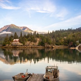 4. Zátoka Halibut, Aljaška. Pokud jste vždycky toužili po létání v hydroplánu, ale neměli jste odvahu toto přání vyslovit (snad pro jeho okázalost), vypravte se do parku Kachemak Bay State Park. Tady se hydroplán využívá jako autobus. Jinak se tu lze přepravovat čtyřkolkou. Anebo pěšky. Zátoka mimochodem připomíná místo z fantastického filmu – budovy tu podpírají kůly a některé dokonce „plavou“. Nu odolali byste plovoucímu amfiteátru, espresso baru nebo poště?!