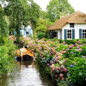 5. Giethoorn, Nizozemsko. „Benátky Nizozemska“. Není divu, že si vesnice Giethoorn vysloužila tuto přezdívku – je propletena kanály a nemá silnice! Právě pěší turista však načerpá kouzlo vesničky nejlépe. Muže zblízka obdivovat farmářské domky z 18. století, stejně jako dřevěné klenuté mosty. Anebo se prosvištět po zamrzlé řece!