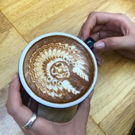 Malovaný poklad v hrnku kávy. Jihokorejec povyšuje latté art na umění hodné výstav