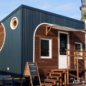 Dnes: otevřeno. Jean Jacques se svou pojízdnou knihovnou zastavuje v místech, kde není žádná jiná nebo knihkupectví.