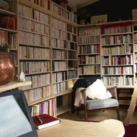 Pojme více než 3 000 knih. O výběr tak nemají knihomolové nouzi.