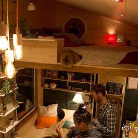 A stačí jen sešplhat po žebříku, aby mohl obsloužit milovníky knih.