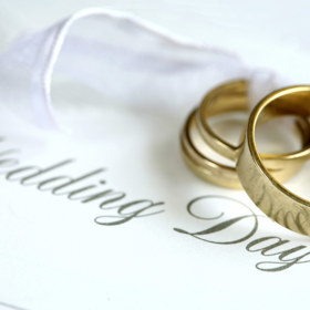 2. Rozpočet. Víte přesně, kde se bude konat obřad, hostina, co se bude podávat na večerní party i v jaké cenové relaci budete vybírat garderobu? Bravo, náklady si spočítáte snadno. Váháte-li ještě nad detaily, nezapomeňte, že pronájem prostor a jídlo (společně s alkoholem) většinou zaberou polovinu celkového rozpočtu.