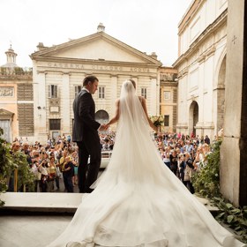 3. Místo. Už znáte přibližný počet hostů i kolik peněz můžete do nezapomenutelné veselky investovat. To je odrazový můstek pro výběr lokality. Zatímco obřad po širým nebem obvykle nestojí nic a kapacita je neomezená, nezapomeňte, že všichni se musí vejít k jídelnímu stolu či do baru.