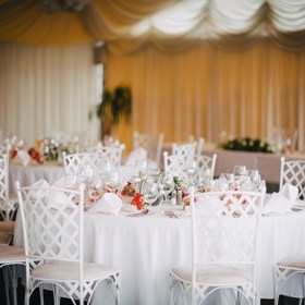 Zaměřte se na pohodlí. Pokud se hosté budou mačkat, může se to podepsat na jejich náladě, a tedy na celkové atmosféře svatby. Zvažte i případné přesuny vzhledem k počtu lidí, dopravu na jednotlivé štace i oblečení a obuv hostů. A možnosti oddávajícího.