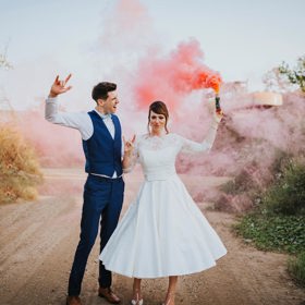 4. Fotograf. Zarezervujte si ho co nejdříve! Zvlášť v létě mívají napěchovaný diář svatbami. Sáhněte po profesionálovi – onen jediný den nevrátíte, stejně jako nekvalitní fotografie. Zvažte i kameramana, pokud chcete mít všechny jedinečné emocionální reakce zaznamenané.