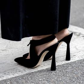 1. Dáma má přednost! Italky jsou ztělesněním elegance a ženskosti. Nikdy si na sebe nevezmou levnou konfekci. Nenazují na své drobné nožky obnošené žabky. Italové ctí slogan „la bella figura“, což doslova znamená, že život je lepší, pokud vypadáte dobře. Upřednostněte kvalitu nad kvantitou a klidně noste kousky opakovaně.