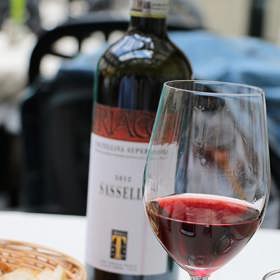 2. Víno není na opití. Italská vína jsou bezpochyby „fantastico“! Nenechte se ale svést jejich podmanivou chutí… a dobrou cenou. Tedy pokud nechcete být pod palbou opovržlivých pohledů číšníků i hostů kolem.