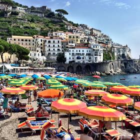 4. Teplo je přítel. Vlhký letní vzduch umí ve Středozemí pěkně potrápit. Ale raději ten než klimatizace jedoucí na plné obrátky. Přestože teploty v létě překračují třicítku, Italové vždycky raději sáhnou po větráku. PS: Hodně štěstí při hledání drinku s ledem. Italové preferují vlažné nápoje.