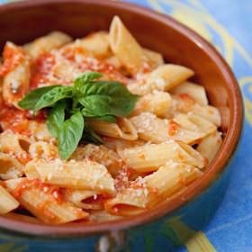 5. Špagety utužují zdraví. Že mají lepek? Uhlohydráty? No a? Italové na jejich zhoubnou sílu nevěří. Docela naopak. Protože jedí menší porce a ještě lázeňským tempem, obezita je v Itálii docela výjimečná. Stejně přistupují k chlebu či pizze.