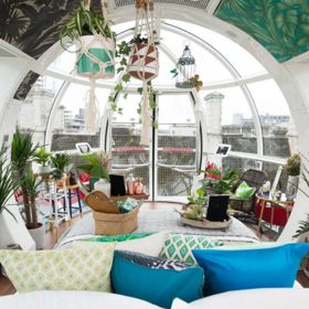 Rostlinný motiv najdeme i na stropě nad postelí, který designéři polepili tapetami s motivem listů.