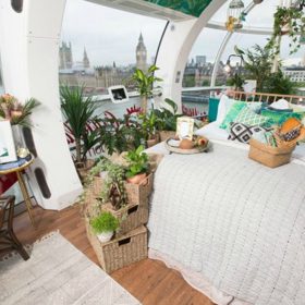 V kapsli se nachází jen minimum nábytku. To aby opticky neubíral další prostor.