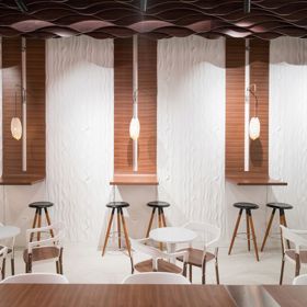 Interiér je laděný do krémových odstínů a strop jako by pokrývala vrstva Nutelly.