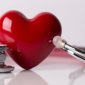 5. Posílíte kardiovaskulární systém. Cholesterolem v žloutku jsou strašeni už žáci základní školy. Přitom loňská studie upozornila na výskyt tzv. fosfatidů ve vejcích, které obsažený cholesterol vyrovnávají. Není třeba se ho tedy bát. Fosfatidy kromě toho zabraňují tělu samotnému v tvorbě cholesterolu. A omega-3 masné kyseliny sráží riziko kardiovaskulárních nemocí na minimum.