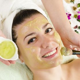 1. Olivový olej. Už v antice ho označovaly za „zlatý“. Dnes ho najdeme v řadě kosmetických výrobků z mnoha důvodů. Je plný vitaminů a antioxidantů, vyživuje pokožku a pomáhá bojovat proti bakteriím. Svědivé pupínky tak dostanou na frak.