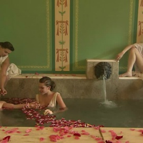 2. Koupele. Střídání teplé a studené vody perfektně prokrvuje pokožku. Věděli to už staří Římané, nebo spíše Římanky. Ve vaně byly schopné strávit desítky minut, přičemž měnily teplotu vody. Nezávazná konverzace a čerstvé ovoce nesměly během tohoto rituálu chybět.