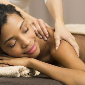 3. Aromaterapeutické masáže. Balzám pro duši. Vonné oleje pomalu pronikají nosem až na povrch nervových vláken, které rozmazlují. Zjistili to už v antice. A tak se podle toho zařídili. Rozumné řešení!