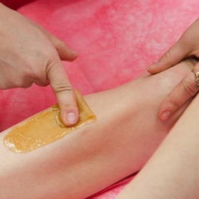 5. Depilace cukrem. Voskové pásky v antice neznali, zato cukr ano. Rozpuštěný ho aplikovali na chloupky a vrstvu sloupli. Neví se, kdo tento způsob depilace vymyslel, je ale už stovky let starý.