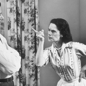 2. Nechá vás, ať se vztekáte nebo si stěžujete. Ať už truchlíte, máte náladu pod psa, vztekáte se nebo máte strach, zůstane. Zůstane, protože si uvědomuje prchavost emocí. A především to, proč se rozhodl s vámi žít. Oceňuje, že se nepřetvařujete a necháte průchod emocím. Protože i to je součástí upřímnosti ve vztahu.