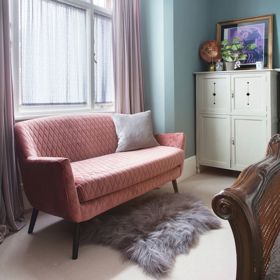 Kouzlo č. 1: oživení studeného interiéru. S použitím modrých odstínů a tmavého nábytku může interiér vypadat chladně. Zjemněte ho několika růžovými doplňky. Uvidíte, jak útulně se v něm najednou budete cítit.