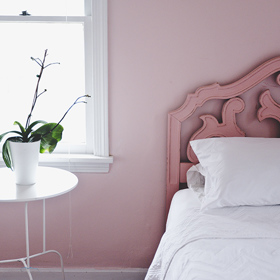 Růžové vrstvení. Růžová postel na růžovém pozadí nevypadá přeslazeně. Tajemství spočívá v monochromatickém kombinování prvků. Pokud budou stejné barvy držet u sebe, vyhnete se pestrobarevnému kýči.