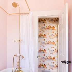 Kouzlo č. 3: Zlatý luxus. Spojení zlaté a růžové může na poslech znít extrémně lacině. Pokud se však tento kov dávkuje opatrně, dodá růžovým prostorám nádech luxusu. Podobnou službu vám prokáže nadčasová měď.