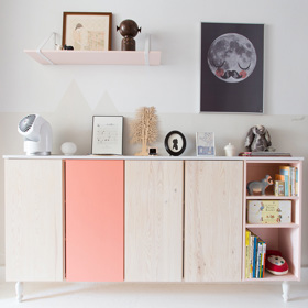 Kouzlo č. 4: Oživení dětského pokojíčku. Správně jste četli „oživení“. Malé moderní princezny se netopí v hektolitrech růžové, ale ocení jemný růžový prvek. Brilantně oživí pokoj se světlým dřevěným nábytkem a dodá mu nepostradatelný holčičí punc, aniž by se s růžovou plýtvalo.