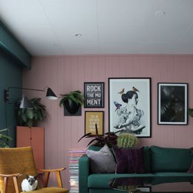 Kouzlo č. 5: Modernizace usedlých prostor. Jen špetka růžové a prostory s nábytkem po babičce se mohou proměnit v super moderní hipsterské bydlení!