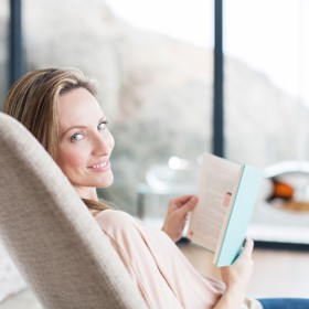 9. Je inteligentní. Mužům je vážně jedno, jestli víte, kde leží Džibutsko a jak se rozmnožují kudlanky. Inteligenci spatřují ve schopnosti bavit svou drahou polovičku a neustále ji překvapovat. Nebo jak píše Askmen „udržovat ji na špičkách“. Ocení i konverzaci protkanou zajímavými argumenty. (Pokud jsou z oblasti Hvězdných válek, bonusové body naskáčou raz dva!)