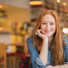 6. Respektuje. Jedna ze základních vlastností skvělé přítelkyně. Kdyby nerespektovala svého partnera, proč by do něj investovala čas? Respekt spočívá v přijetí argumentů a názorů partnera. Ne jejich shazování. Už vůbec ne na veřejnosti.