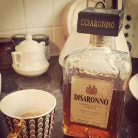 3. Amaretto + káva.