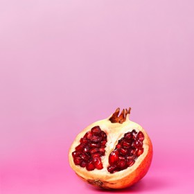 1. Granátové jablko. Nejlepší kus poznáte podle temně červené barvy bez tmavých flíčků. Dobře uzrálé avokádo má stopku zbarvenou dohněda a jeho slupka je na dotek pružná. Pozor, nikoliv měkká! To je důkaz, že bylo ovoce zamrazeno. Zajímavé je i to, že zralé granátové jablko je těžší než nezralé. Volte vždycky to těžší