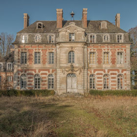 Zchátralý, leč překrásný. Fotografka objevila ve Francii opuštěný zámek, který bere dech