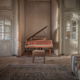 Zchátralý, leč překrásný. Fotografka objevila ve Francii opuštěný zámek, který bere dech