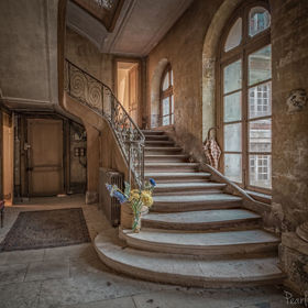 Zchátralý, leč překrásný. Fotografka objevila ve Francii opuštěný zámek, který bere dech