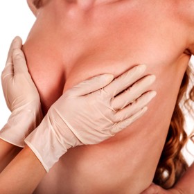 2. Push-up efekt u oblečení s odhalenými rameny. Silikonové košíčky jsou jasná věc. Trik ale spočívá v jejich umístění. Přiložte je k prsům tak, aby vedly od spodní části prsu a obepínaly šikmo vnější část prsu (jako jsou dlaně na obrázku). Push-up efekt bude mocnější, než kdybyste košíčky přiložily vodorovně.