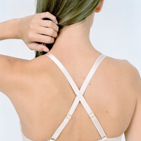 6. Vytahaná ramínka. Vašemu dekoltu neudělají dobrou službu. Prsa potřebují jemně pozvednout, aby vynikla v celé svojí kráse. Pokud jsou ramínka u vaší oblíbené podprsenky už vytahaná, jednoduše je na zádech překřižte a zahákněte do opačných oček.