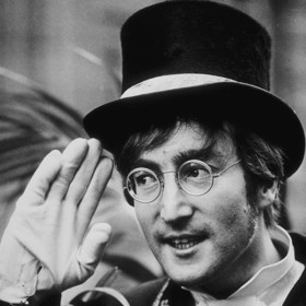 1. „Láska je slib, láska je suvenýr, jednou věnovaný a nikdy zapomenutý, nikdy z našeho života nezmizí.“ John Lennon
