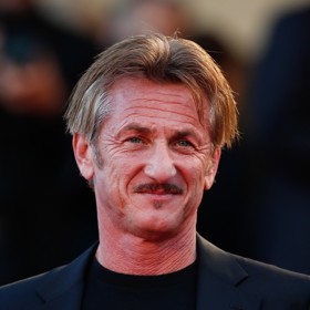 2. „Láska je opětovaná věc, kterou nemůže doopravdy cítit jeden jediný člověk.“ Sean Penn