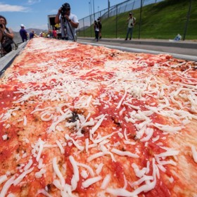 Bezmála dva kilometry – tak dlouhá je nejdelší pizza na světě.