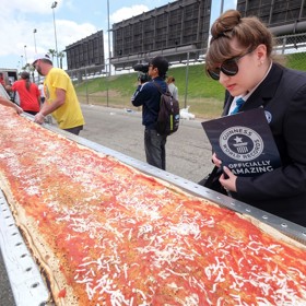 Upekl ji tým amerických kuchařů včetně rekordmana Tonyho Gemignagniho.