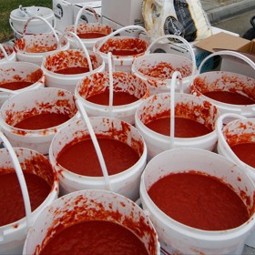 Šetřit se pochopitelně nemohlo nikde, když se pokořoval rekord. Na snímku kyblíky s rajčatovou omáčkou, jejíž spotřeba dosáhla 2,5 tun.