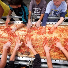 Jednotlivé kusy těsta pospojovali pizzaři letovací lampou...