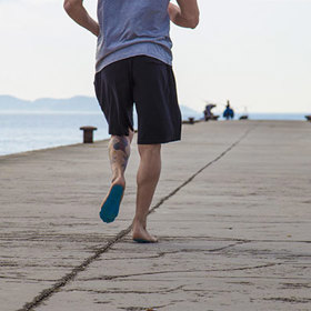 Nalepovací podrážky mají ochránit chodidla nositelů, zatímco si budou užívat svobodu při chůzi nebo běhu naboso.