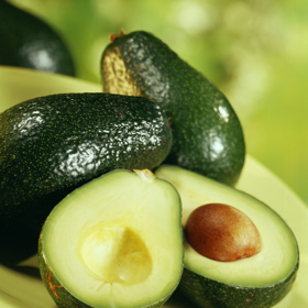 1. Nezralé avokádo? Vložte ho do papírového sáčku spolu s banánem nebo jablkem. Ovoce vylučuje plyny, které avokádo změkčí.