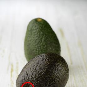 3. Abyste nesáhli vedle, vydloubněte nehtem zkrácenou stopku avokáda. Objeví se žlutá nebo zelená barva? Avokádo je zralé. Našli jste hnědou? Neberte ho. Tohle avokádo už to má za sebou.