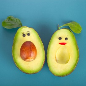 6. Nechcete použít celé avokádo? Pak zbývající část pokapejte citronovou šťávou. Nebo polovinu uchovejte vedle cibule. Citron se těší silným antioxidačním účinkům. A cibule? Ta vypouští plyny, které zamezují oxidaci.