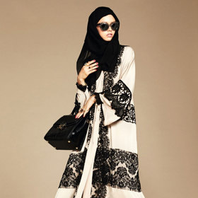 Kolekci vévodí zemité odstíny v čele s pískově béžovou a luxusní černou.